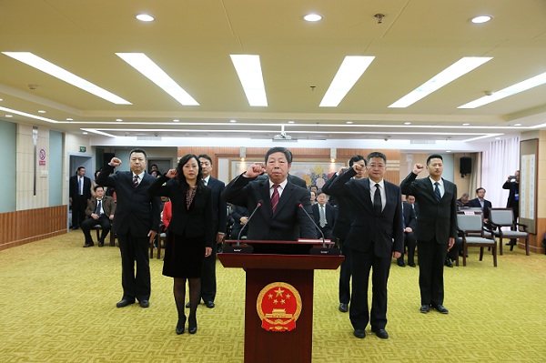 新当选的贵阳市监察委员会主任、副主任、委员面对宪法庄严宣誓.jpg 新当选的贵阳市监察委员会主任、副主任、委员面对宪法庄严宣誓.jpg